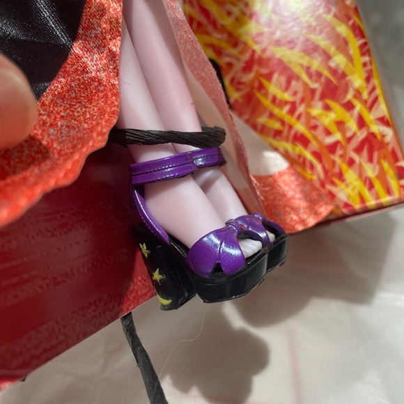 Disney Villains 🐾Cruella de Vil Fashion Doll - Picture 4 of 11